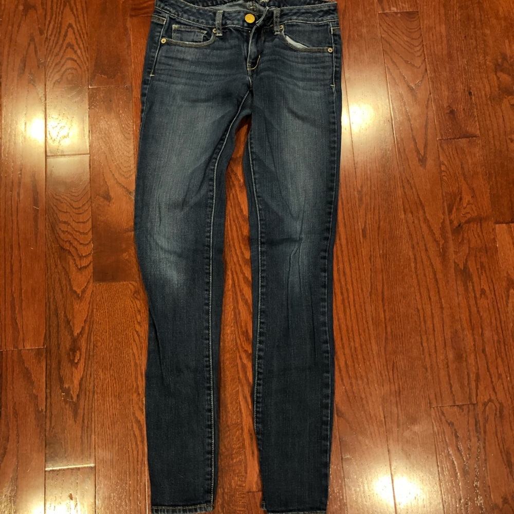 Skinny leg blue jeans